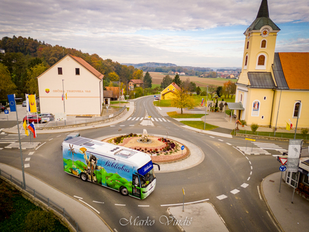 Bibliobus v krožišču v Trnovski vasi