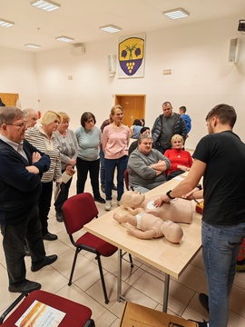 Skupina ljudi na predavanju