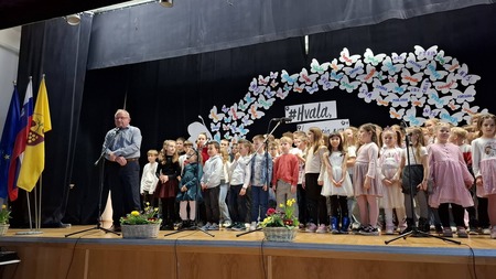 Župan in otroci na proslavi
