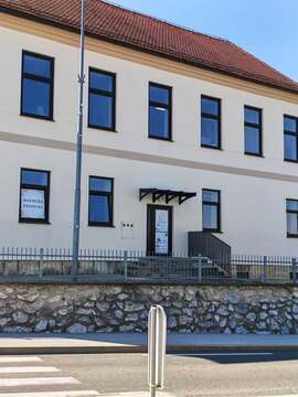 Slika: nadstrešek na občinski stavbi